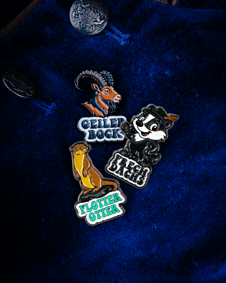Bayerische Wiesn-Pins mit Tiermotiven – Frech Dachs, Flotter Otter und Geiler Bock als Trachtenanstecker